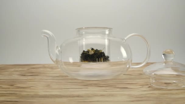 Té auténtico blanco seco en tetera transparente — Vídeos de Stock