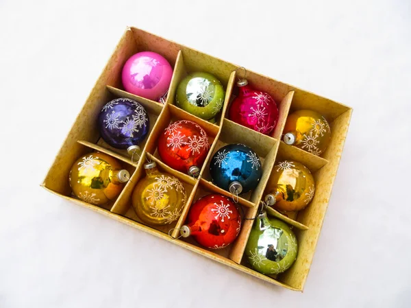 Boîte avec de vieilles boules de Noël dans la neige . — Photo