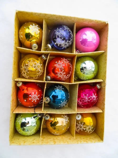 Box with old christmas balls in the snow. — Stock Photo, Image