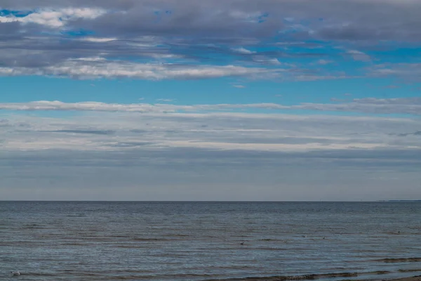 Спокійне море. Спокійне Балтійське море і прекрасне небо в хмарах.. — стокове фото