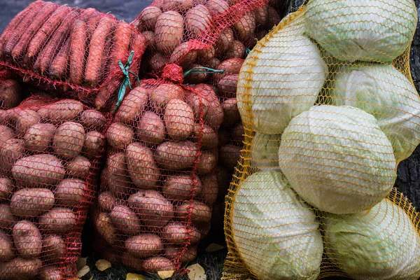 Sacks of fresh potatoes, carrots and cabbage. Autumn harvest. — Stock Photo, Image