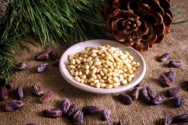 Masada soyulmuş fındıklı sedir konisi..