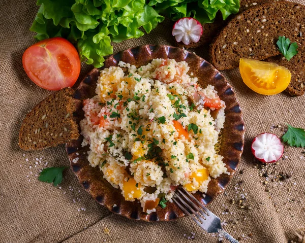 Insalata fresca di Couscous fatta in casa con pomodori nel piatto . — Foto Stock