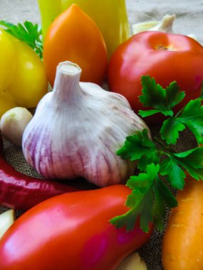 Taze ekolojik sebzeler, havuç, biber, sarımsak, domates..