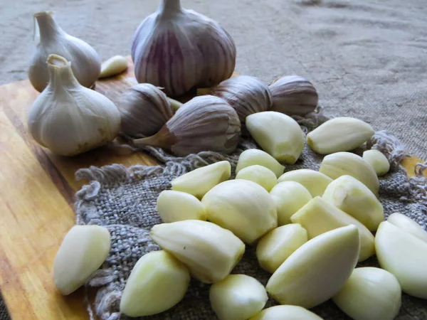 A head of fresh garlic and peeled garlic cloves. — ストック写真