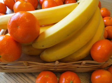 Masada mandalinalı bir grup olgun sarı muz..