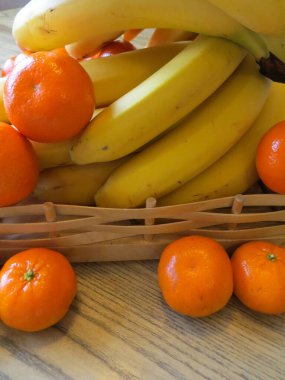 Masada mandalinalı bir grup olgun sarı muz..