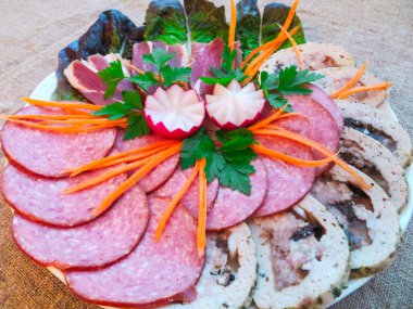 Bir tabak dolusu doğranmış sosis ve et.