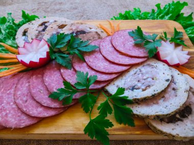 Bir tabak dolusu doğranmış sosis ve et.