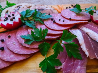 Bir tabak dolusu doğranmış sosis ve et.