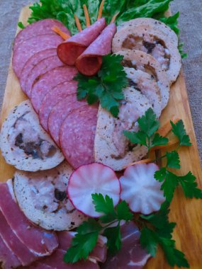 Bir tabak dolusu doğranmış sosis ve et.