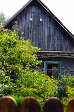 Köydeki eski ahşap binalar, geçen yüzyılın ortalarında inşa edilmiş..