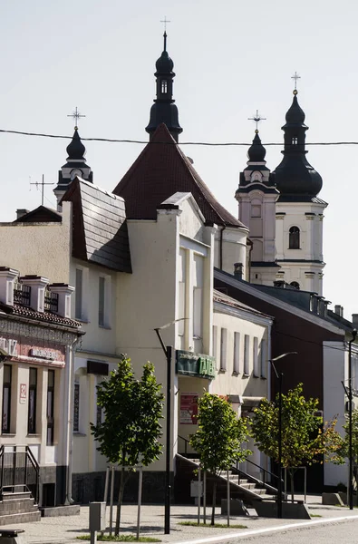 O campanário e o edifício da Catedral da Assunção da Bem-Aventurada Virgem Maria em Pinsk . — Fotografia de Stock