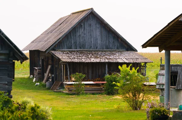 Старые деревянные здания в деревне, построенные в середине прошлого века . — стоковое фото