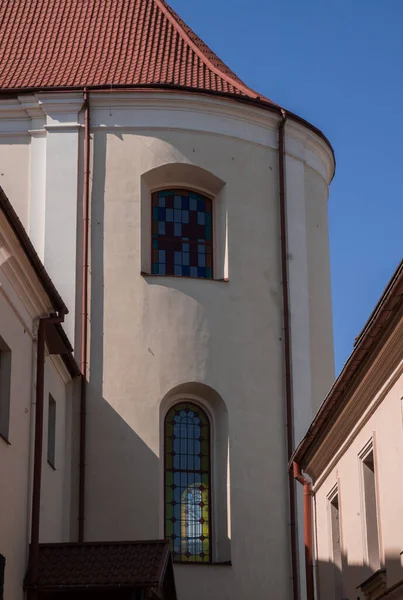 ピンスク、ベラルーシ.ベルタワーとピンスクの祝福聖母マリアの仮定大聖堂の建物. — ストック写真