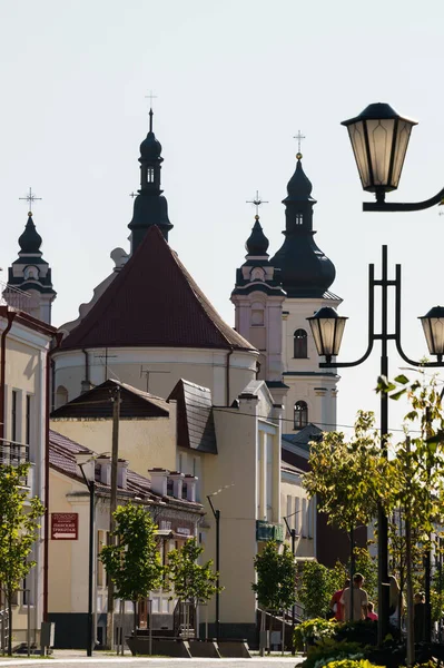 Pińsk, Białoruś, 26 sierpnia 2019. dzwonnica i budynek katedry Wniebowzięcia Najświętszej Maryi Panny w Pinsku. — Zdjęcie stockowe