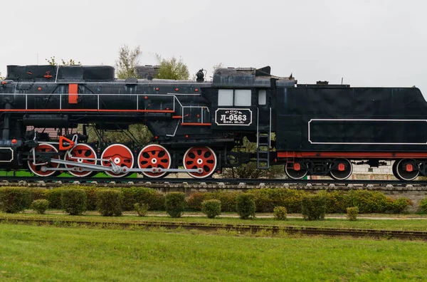 An old steam locomotive is on display. Lida, Belarus, 3.09,2019 — Stock Photo, Image