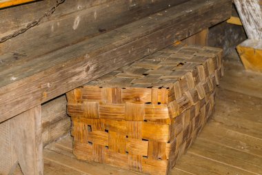 Soyunma odasında keten için bir kutu huş ağacı kabuğu. Rus geleneksel hamamı.