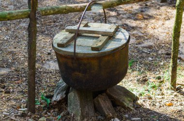 Klasik aşçılık seçeneği. Yakacak odun ve demir kap.