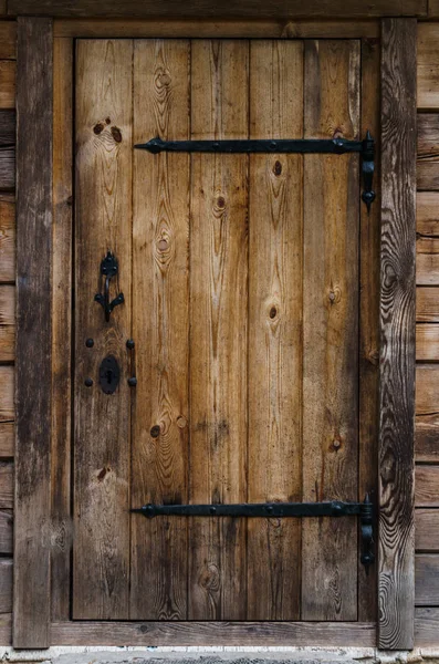 Gammal dörr från träbrädor till badhuset. — Stockfoto