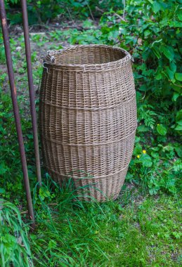 Dallardan yapılmış büyük eski bir sepet..