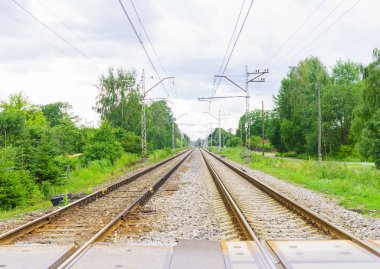 Giden tren rayları, Jurmala, Letonya 2017.