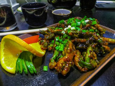 Fasulye fileto, Kore 'de karamelli hamurda pişirilmiş. Asya usulü akşam yemeği. Seçici odak.