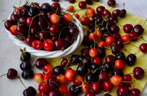 Cerises sur table en bois avec gouttes d'eau macro fond. — Photo