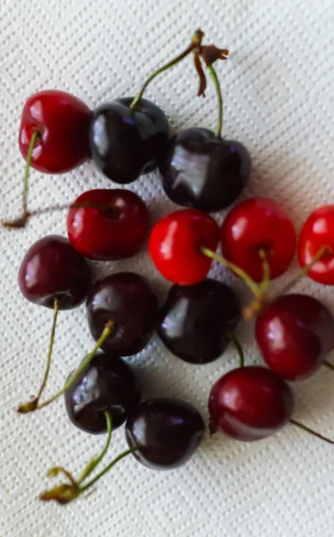 Cerises sur table en bois avec gouttes d'eau macro fond. — Photo