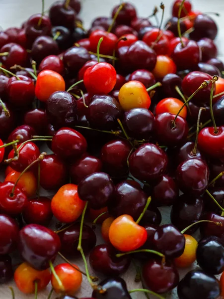 Cerises sur table en bois avec gouttes d'eau macro fond. — Photo