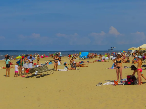 Jurmala, Letonia - 29 de julio de 2018: La gente disfruta del soleado día de primavera en la playa del golfo del mar Báltico en Jurmala resort, Letonia . — Foto de Stock