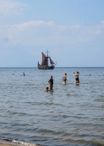 Солнечный берег и голубая вода и прогулочная лодка на берегу Рижского залива. 29, Июль, 2018, Латвия, Юрмала . — стоковое фото