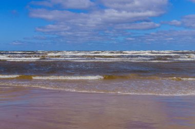 Riga Körfezi kıyısında rüzgarlı bir günde. Jurmala, Letonya-Ağustos 2017.