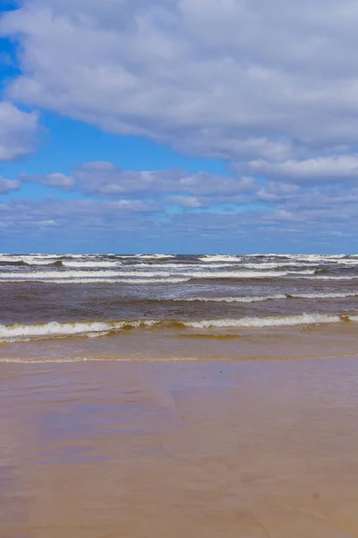 Un día ventoso en la orilla del Golfo de Riga .Jurmala, Letonia agosto, 2017 . — Foto de Stock