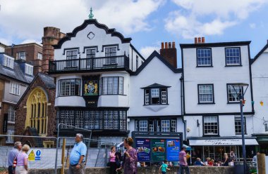 Exeter. Haziran 02, 2018. Exeter Katedrali 'nin yakınındaki meydanın etrafındaki güzel, ortaçağ evleri. Devon, Güney Batı İngiltere, Birleşik Krallık.