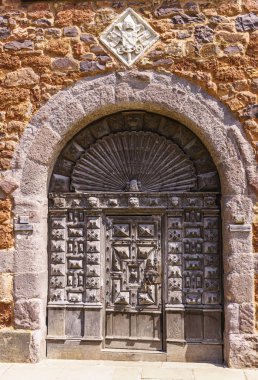 Exeter. Haziran 02, 2018. Exeter Katedrali 'nin yakınındaki bir ortaçağ evinde güzel bir kapı. Devon, Güney Batı İngiltere, Birleşik Krallık.