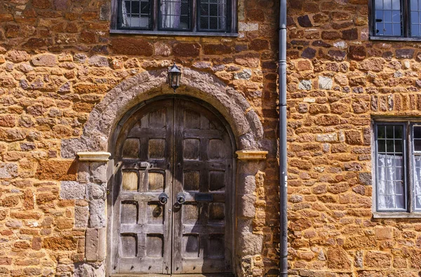 Exeter. 02 juni 2018. Prachtige poort, in een middeleeuws huis, vlakbij de Exeter Kathedraal. Devon, South West England, Verenigd Koninkrijk. — Stockfoto