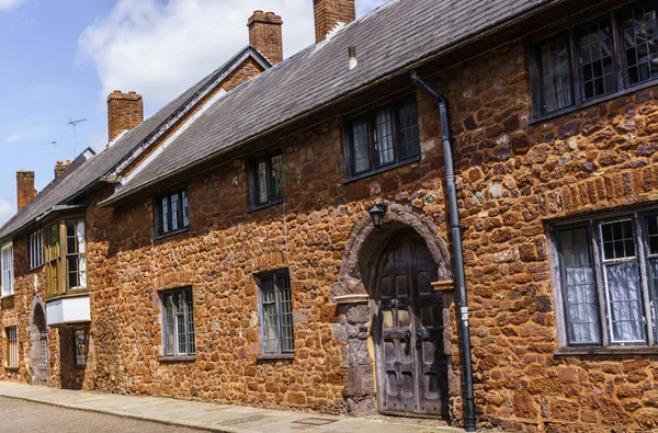 Exeter.Junio 02, 2018. Hermosas casas medievales alrededor de la plaza cerca de la Catedral de Exeter. Devon, Suroeste de Inglaterra, Reino Unido . — Foto de Stock