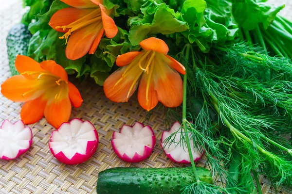 Pepino fresco, rábano en rodajas, verduras y flores del clivia para la decoración . — Foto de Stock