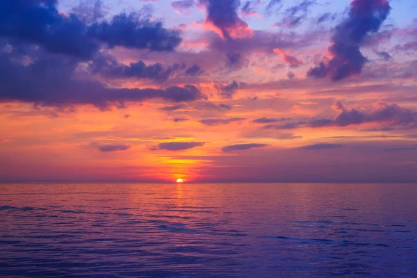 Schöner Sonnenuntergang über der Ostsee mit Wolken und Strahlen — Stockfoto