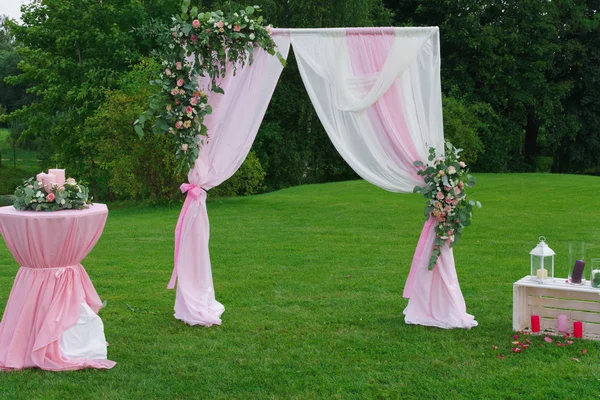 Decoração para um casamento em estilo rosa . — Fotografia de Stock