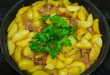 Taze patates ve baharatla pişirilmiş taze dana eti..