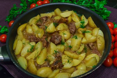 Evde patatesle pişirilmiş taze dana eti..
