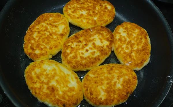 Tortitas de requesón, horneadas en una sartén . —  Fotos de Stock