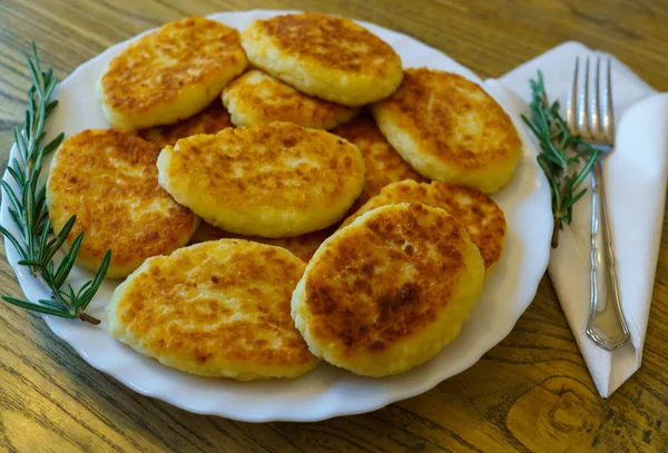 Pannkakor gjorda av keso, hemlagade, på tallrik. — Stockfoto