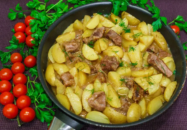 Vitela fresca, cozida com batatas em casa . — Fotografia de Stock