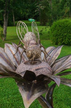 Bahçeyi süslemek için taştan ve metalden yapılmış farklı hayvan şekilleri..