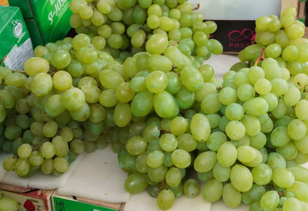 Uvas frescas, una nueva cosecha tumbada sobre la mesa . — Foto de Stock