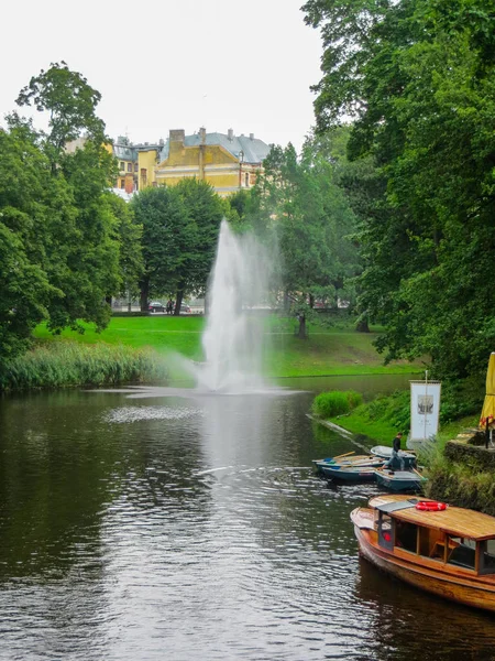 Fountain on the canal in the center of Riga. — Stock Photo, Image