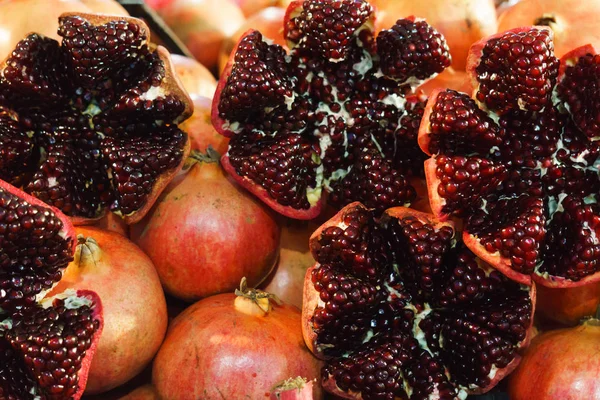 붉은 석류와 푸른 열매가 시장에 나오고. — 스톡 사진